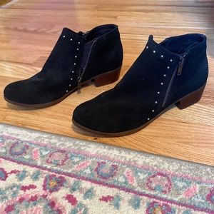 Black heeled boots